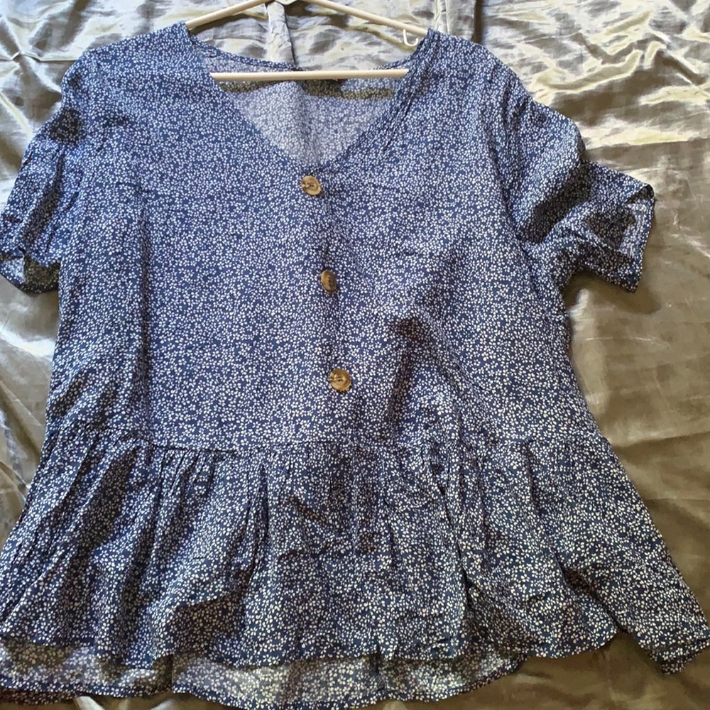 blue botton tee
